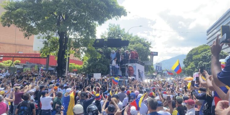 Con María Corina al frente, Caracas exige al régimen la publicación de las actas electorales
