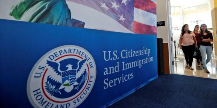 Indocumentados casados con estadounidenses ya pueden regularizar estatus