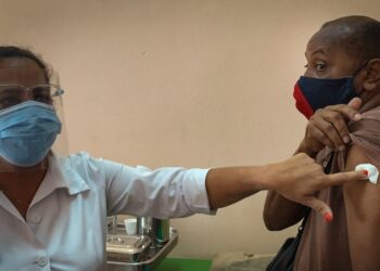 Régimen aumenta exportación de servicios médicos mientras se desploma la salud pública