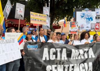 Venezolanos conmemoran primer mes de elecciones presidenciales y rechazan fraude de Maduro