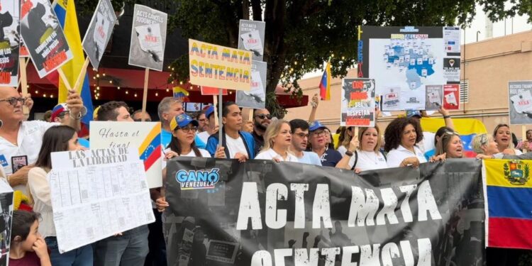 Venezolanos conmemoran primer mes de elecciones presidenciales y rechazan fraude de Maduro