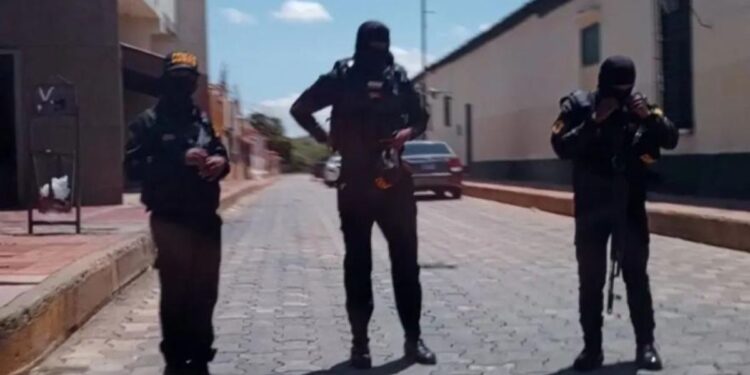 Régimen allana residencia de madre octogenaria de un alcalde opositor y sede de un medio local