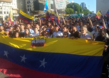 Otra práctica de represión de Maduro, anular pasaportes de exiliados