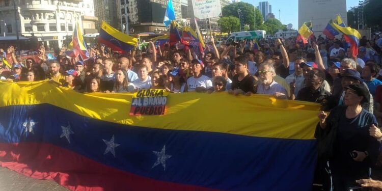 Otra práctica de represión de Maduro, anular pasaportes de exiliados