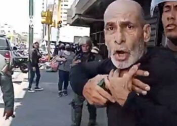 reprime, hostiga y detiene hasta a sacerdote