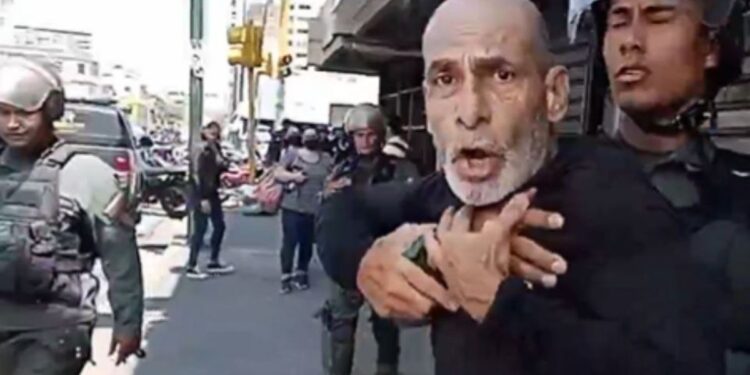 reprime, hostiga y detiene hasta a sacerdote