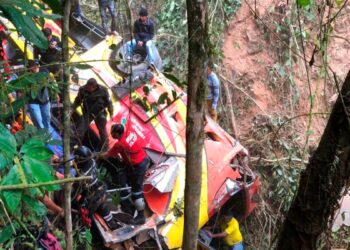 Nueve muertos y 13 heridos en accidente de autobús en Ecuador