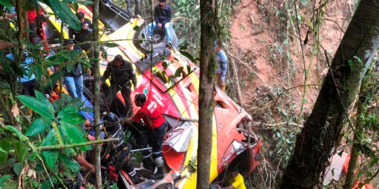 Nueve muertos y 13 heridos en accidente de autobús en Ecuador