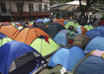 En espera de asilo en EEUU, migrantes improvisan su vida en campamentos en Ciudad de México