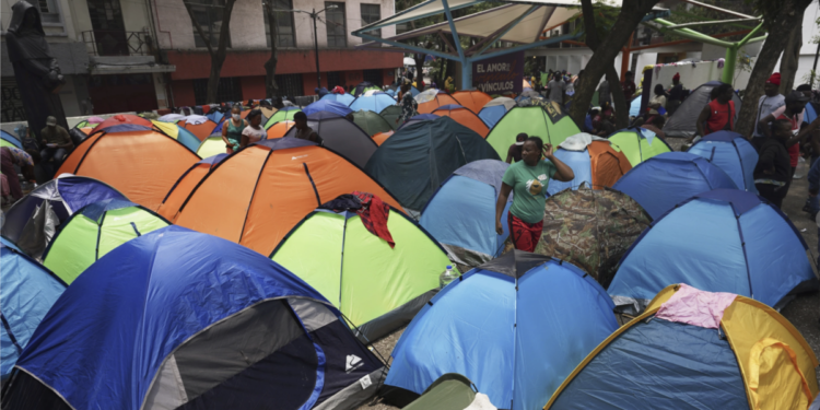 En espera de asilo en EEUU, migrantes improvisan su vida en campamentos en Ciudad de México
