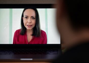 convocan “enjambres” de protesta. Maduro rechaza presiones en la ONU.