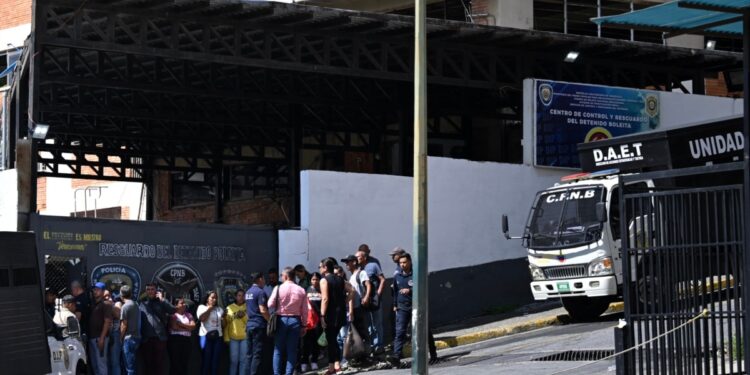 Liberan a casi 90 adolescentes presos en Venezuela durante crisis postelectoral