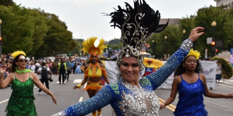 Países en Latinoamérica se visten de gala y resaltan su riqueza cultural al conmemorar la independencia