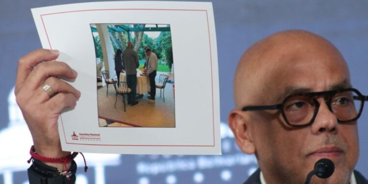 Edmundo González dice que fue forzado a reconocer victoria de Maduro para salir de Venezuela