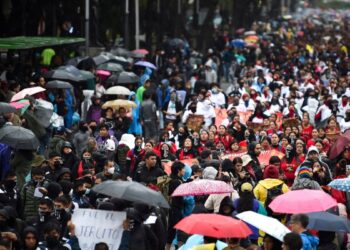 Miles exigen justicia a 10 años de la desaparición de 43 estudiantes en el sur de México