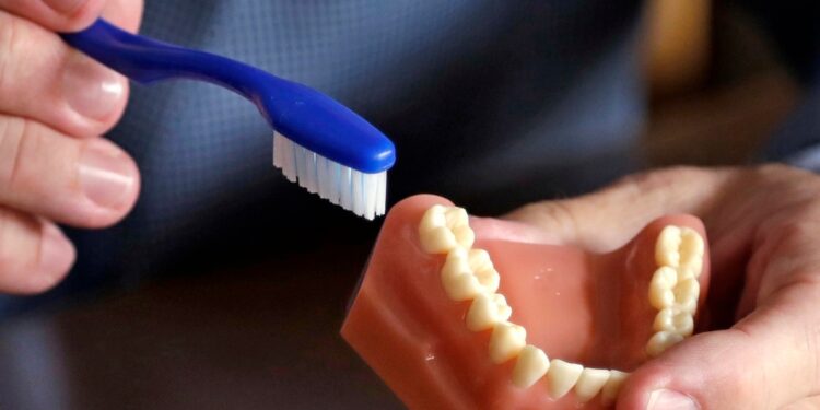 La menopausia puede ocasionar problemas dentales, dicen especialistas