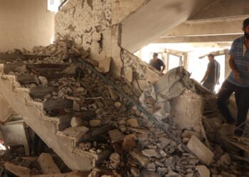 Palestinos dicen ataque dejó 22 muertos en un refugio, Israel afirma que atacó a militantes