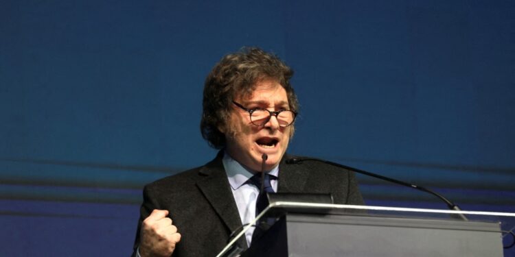 El presidente argentino Javier Milei arrecia sus críticas contra los periodistas y comunicadores