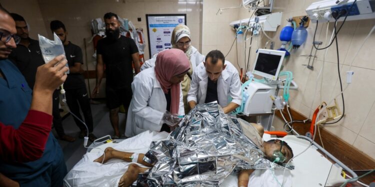 Israel ataca Gaza mientras la intensa lluvia agrava la miseria de los palestinos desplazados