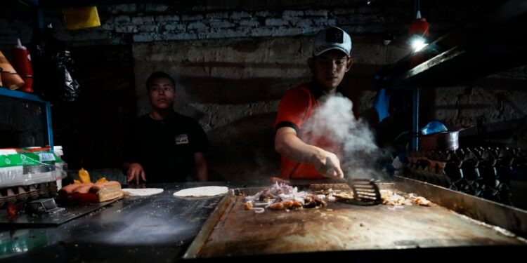 Ecuador se debate entre la escasez de agua, los apagones y la inseguridad
