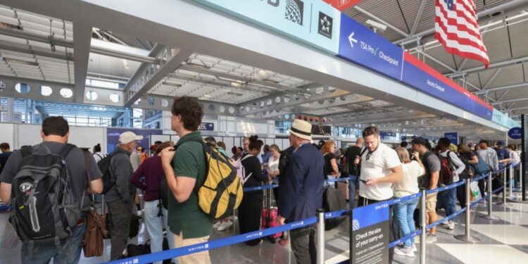 La negociación por mejoras salariales de trabajo entre hoteles y sindicatos de trabajadores provoca una huelga que afecta el feriado.