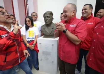 Diosdado Cabello inauguró casa del PSUV y develó busto del Comandante en Valencia (+fotos)