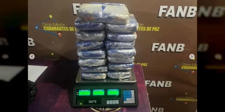 ¡En Bolívar! FANB aprehendió a dos ciudadanos que transportaban 28 envoltorios de drogas
