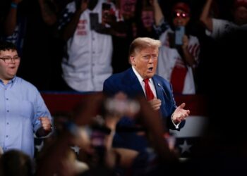 Trump repite afirmaciones falsas de que automotrices chinas construyen plantas en México