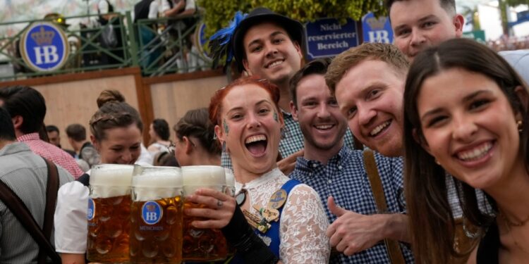 Inicia el Oktoberfest en Alemania, el festival cervecero más grande del mundo