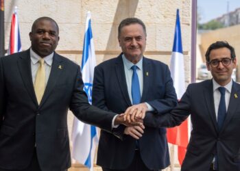 Reino Unido anuncia suspensión de exportaciones de algunas armas a Israel