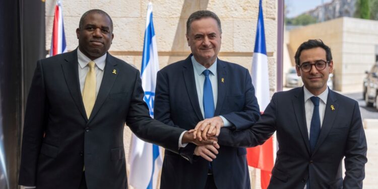 Reino Unido anuncia suspensión de exportaciones de algunas armas a Israel