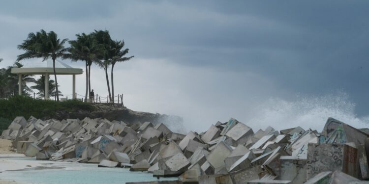 La Florida se prepara para la posible llegada de la tormenta Helene