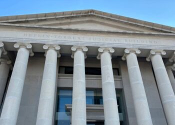 Más mujeres son acusadas de delitos relacionados con el embarazo desde el fin de Roe vs. Wade