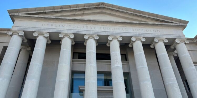 Más mujeres son acusadas de delitos relacionados con el embarazo desde el fin de Roe vs. Wade