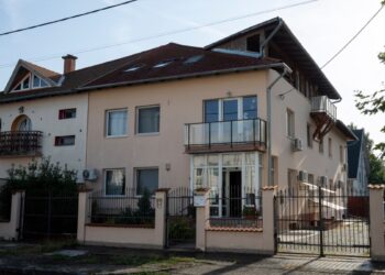 Buscapersonas explosivos utilizados en aparente ataque israelí contra Hezbolá fabricados en Hungría, afirma empresa acusada