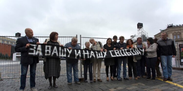 Periodista rusa encarcelada por declaraciones contra la guerra inicia huelga de hambre