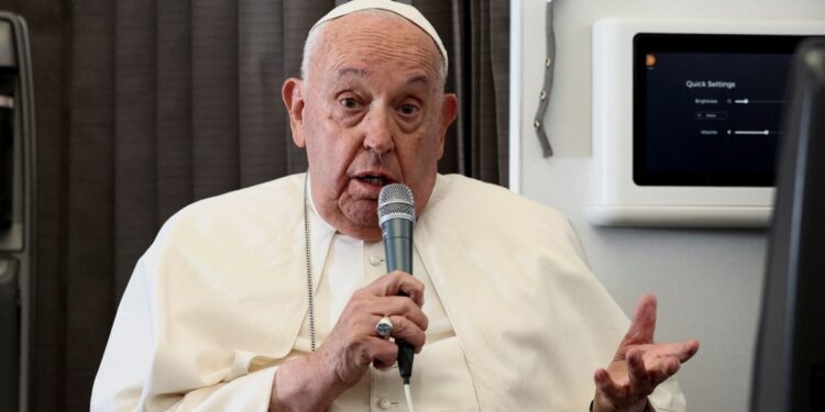 Papa Francisco critica a Harris y Trump