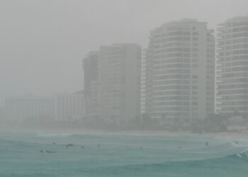 Tormenta tropical Helene gana fuerza y activa avisos por huracán en partes de Florida y México