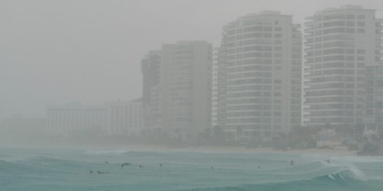 Tormenta tropical Helene gana fuerza y activa avisos por huracán en partes de Florida y México