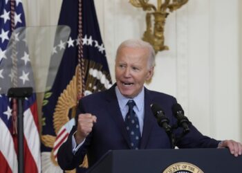 Biden promulga ley de gasto público temporal que evita cierre de gobierno antes de las elecciones