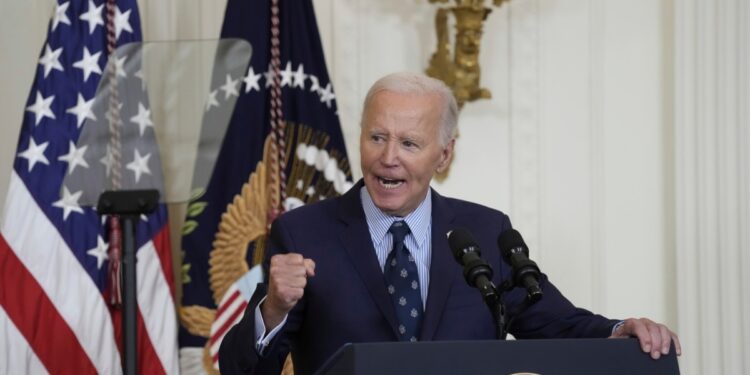 Biden promulga ley de gasto público temporal que evita cierre de gobierno antes de las elecciones