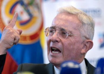 Álvaro Uribe Vélez alerta que la reforma de salud confirma estatización y retroceso