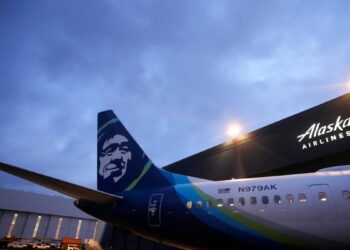 Miles de trabajadores de la compañía aeronáutica Boeing continúan manifestando su rechazo a la oferta salarial de la empresa