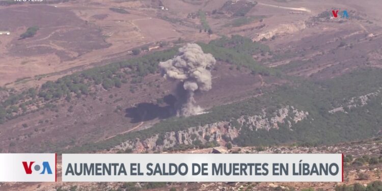 Israel sigue atacando a Hezbolá, miles huyen del sur del Líbano