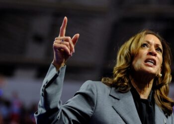 Harris viaja a la frontera entre Estados Unidos y México para enfrentar críticas por su historial