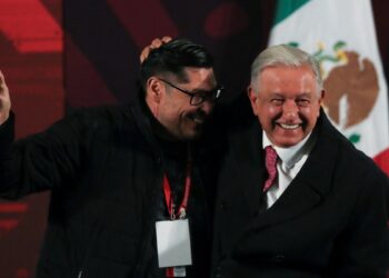 El presidente mexicano López Obrador sortea su reloj en una colorida rueda de prensa final
