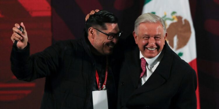 El presidente mexicano López Obrador sortea su reloj en una colorida rueda de prensa final