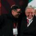 El presidente mexicano López Obrador sortea su reloj en una colorida rueda de prensa final