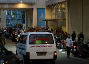 Radios portátiles de Hezbolá explotan en el Líbano: fuentes