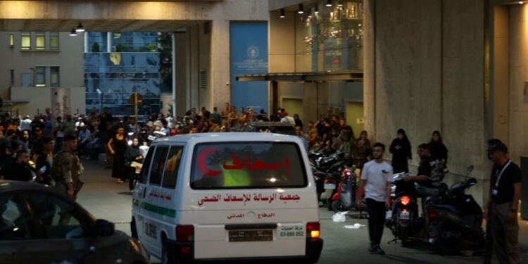 Radios portátiles de Hezbolá explotan en el Líbano: fuentes